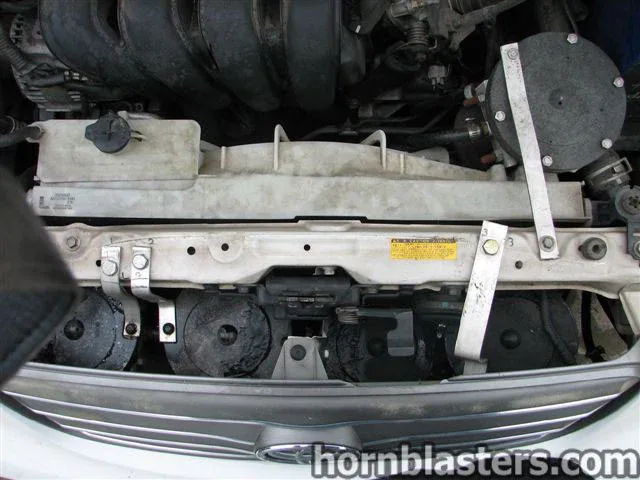 Four horns engine bay radiator support coolant reservoir 2001 Toyota Corolla Nathan AirChime K5LA gallery photo 8
