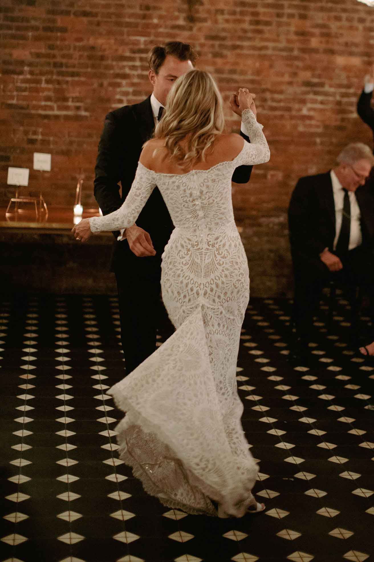 Braut und Bräutigam tanzen