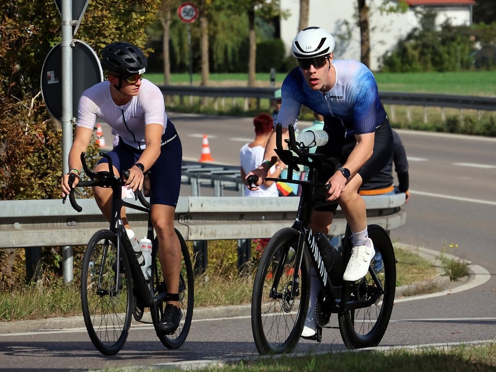 Athleten auf der Radstrecke des triathlon.de CUPs Königsbrunn 2026.