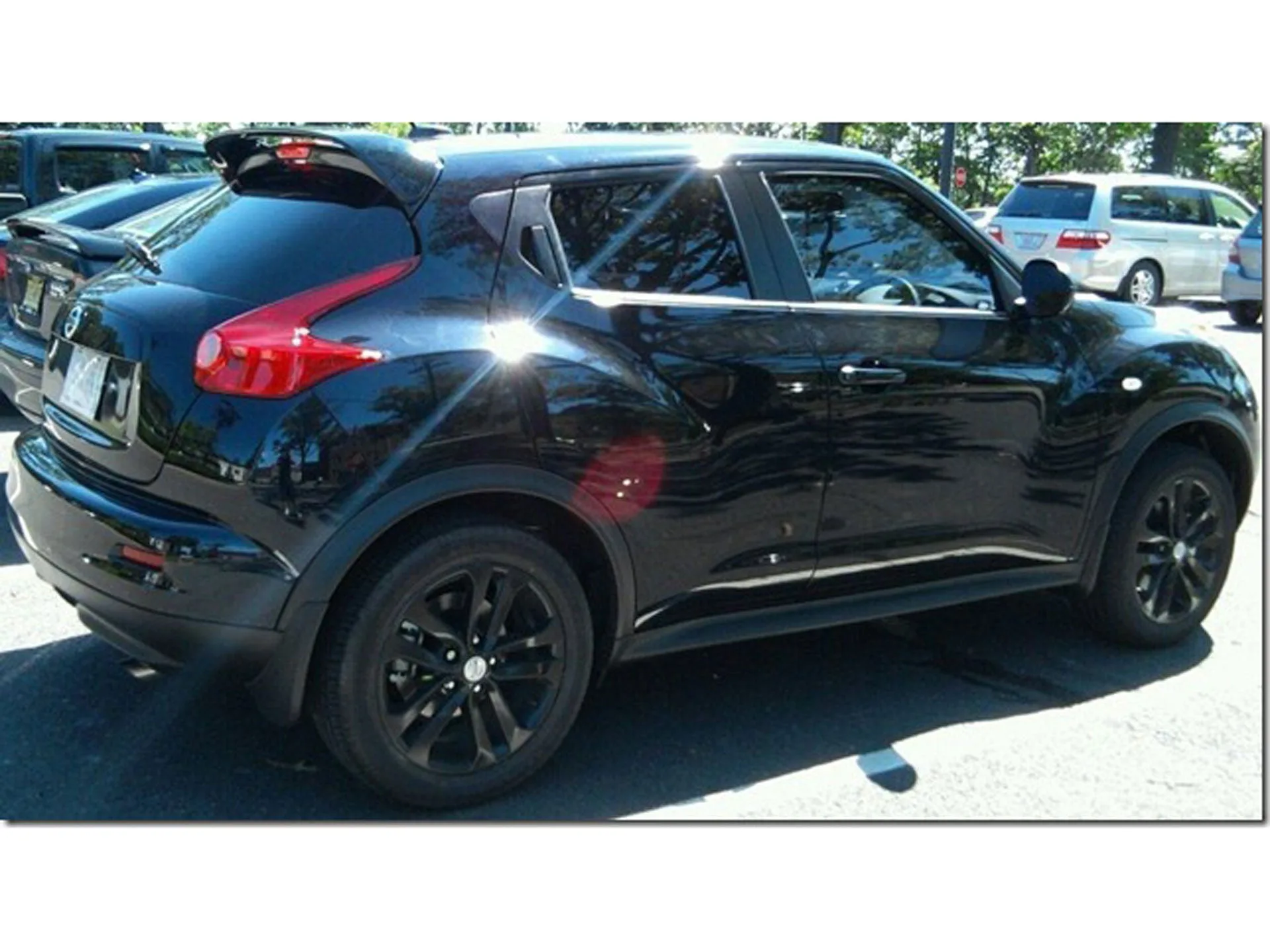 Front-three-quarter Wesley's 2011 Nissan Juke compact crossover exterior grille headlights bumper Shocker XL train horn featured customer install photo 1