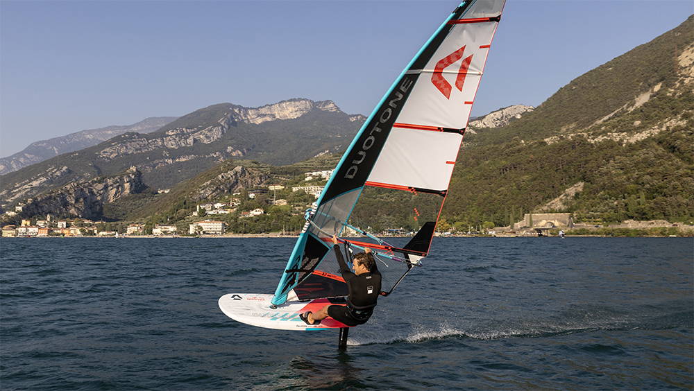 Un rider en kitefoil navigue avec une Duotone Evo SLS