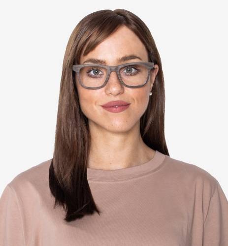 Femme au visage en forme de diamant portant des lunettes carrées Brave Brown