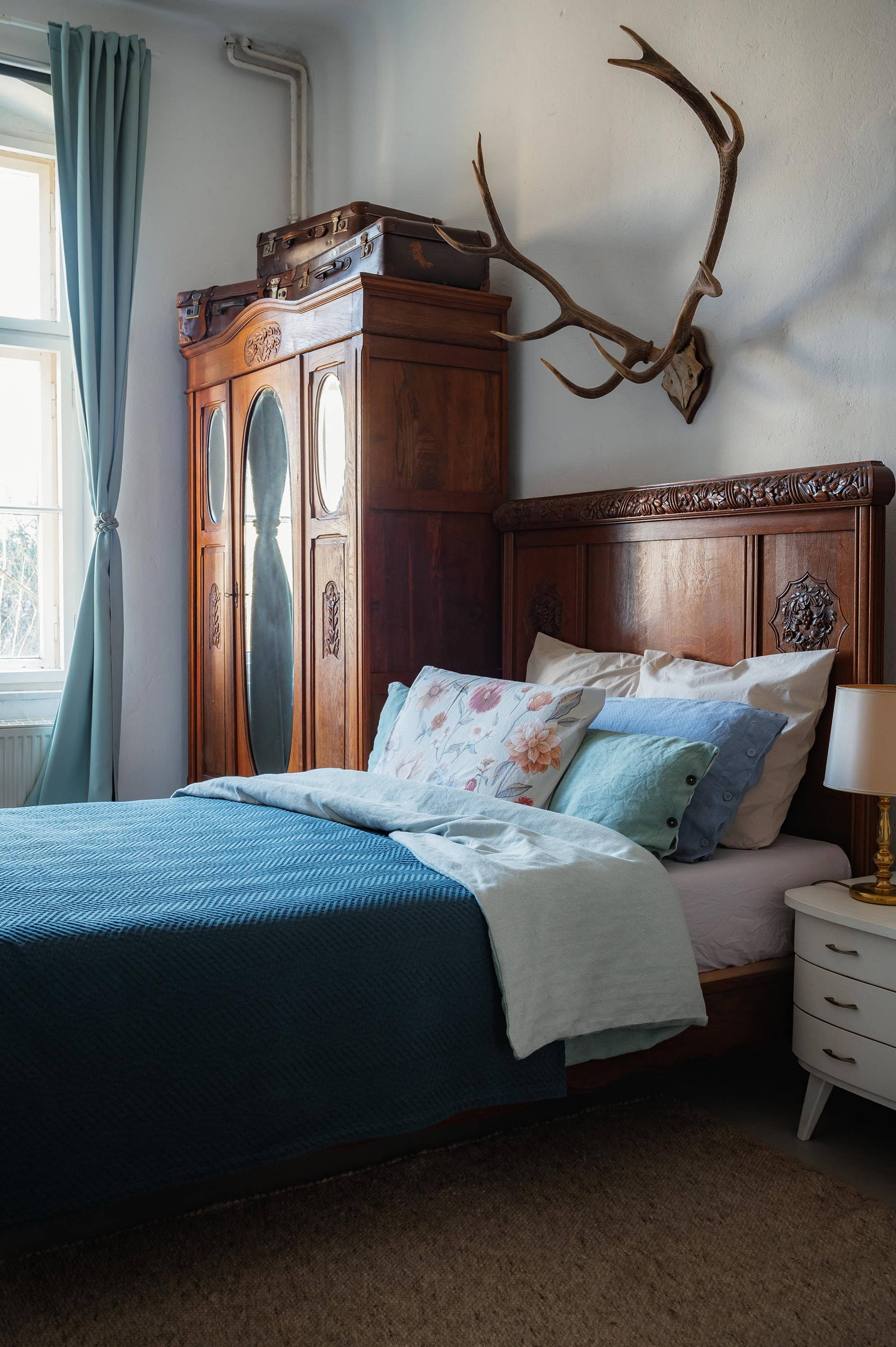 Marias Schlafzimmer mit warmen Holztönen
