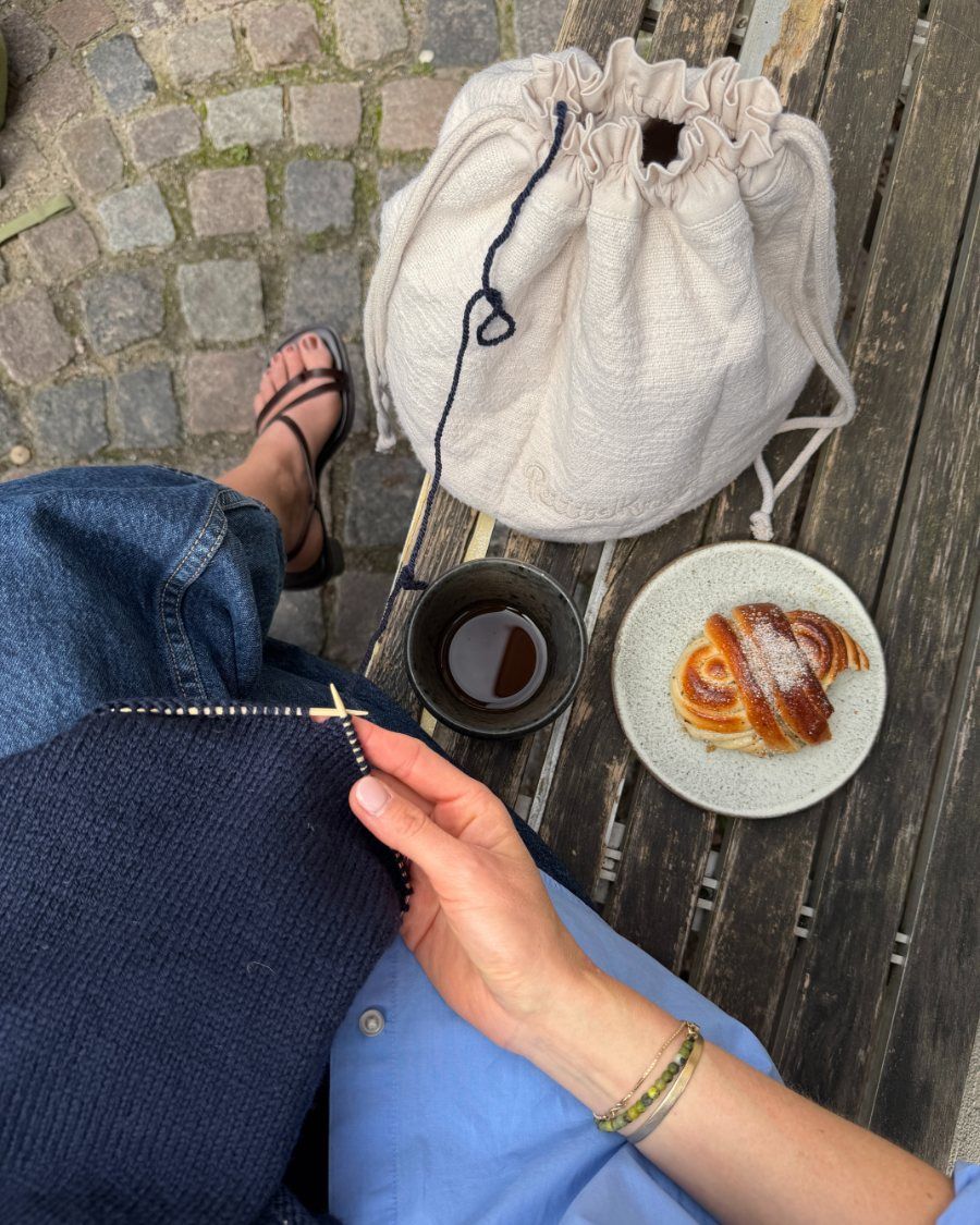 Knitter's Project Bag i farven Cloud på cafébænk med kvinde der strikker