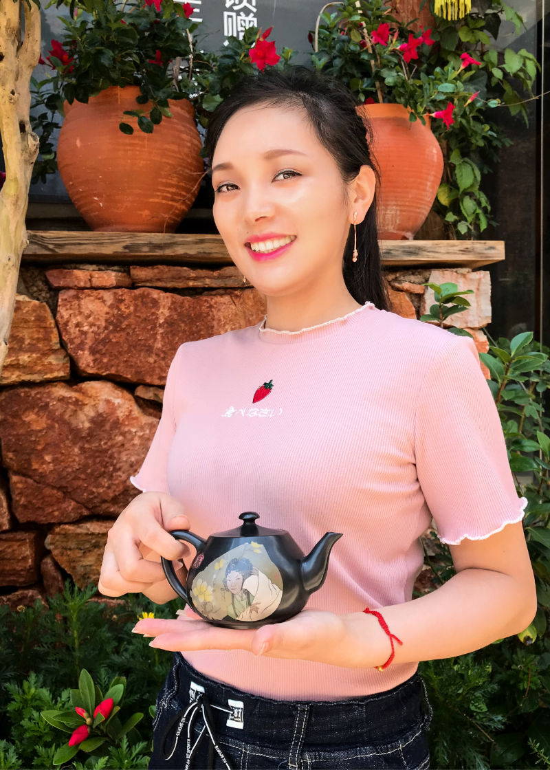 Beautiful Staff Holding Teapot in Jian Shui
