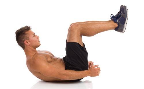 Mann bei der Bauchmuskel-Übung Planks