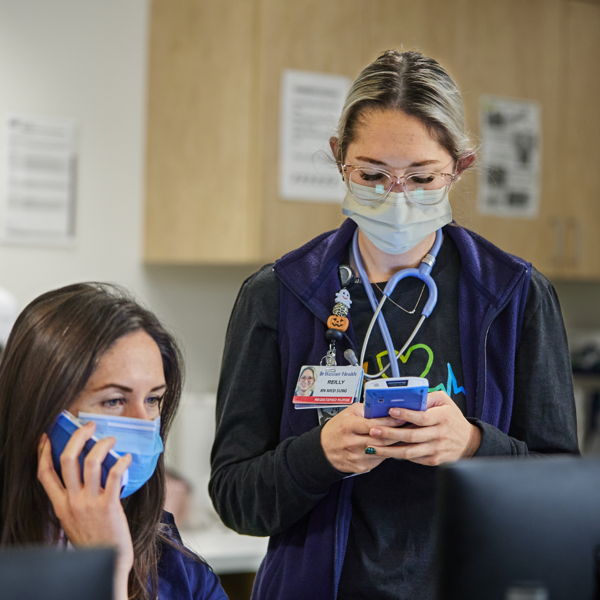 Personal de salud utilizando dispositivos móviles