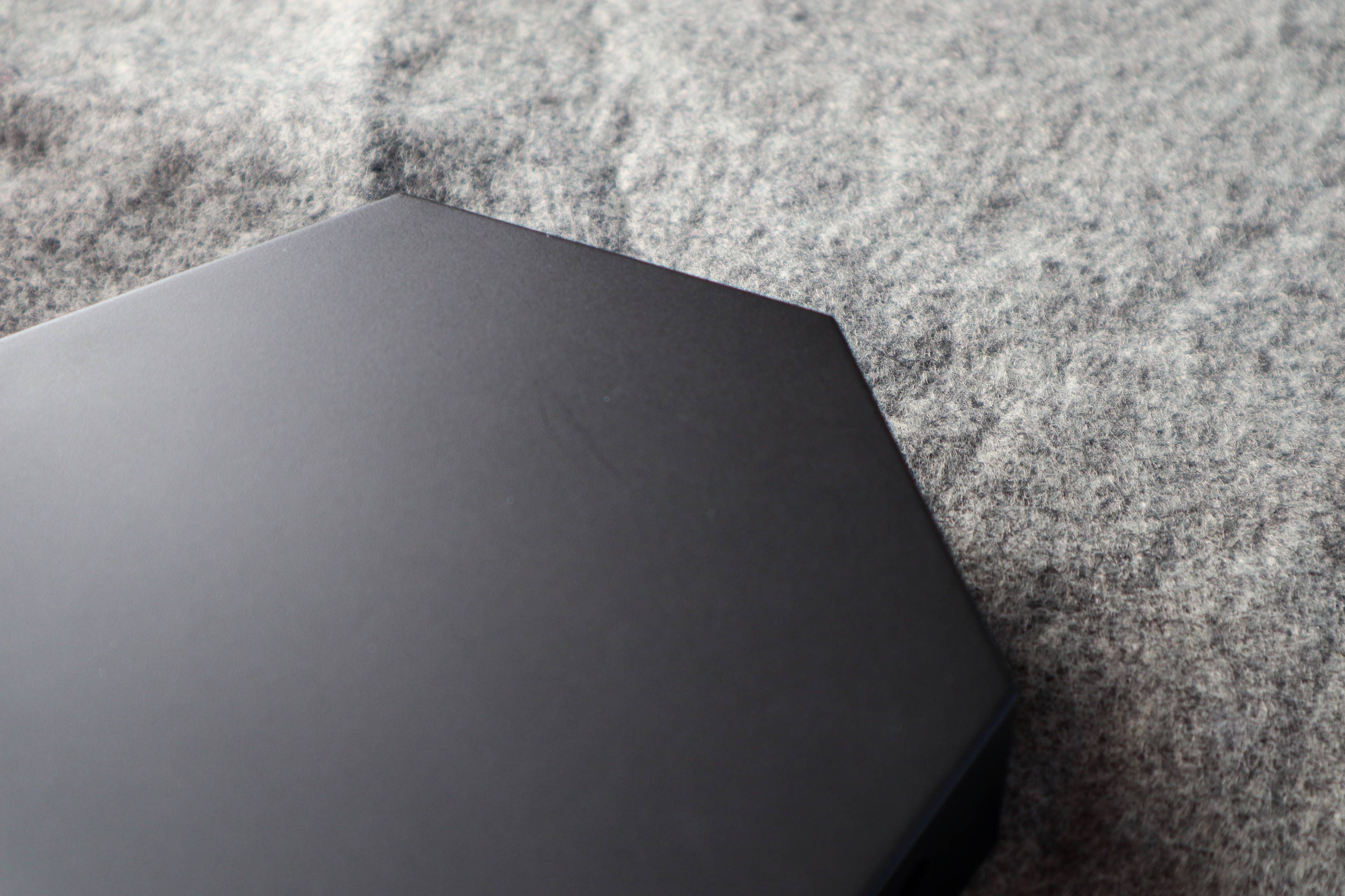 Close up photo of the top of the matte black base showing the edge