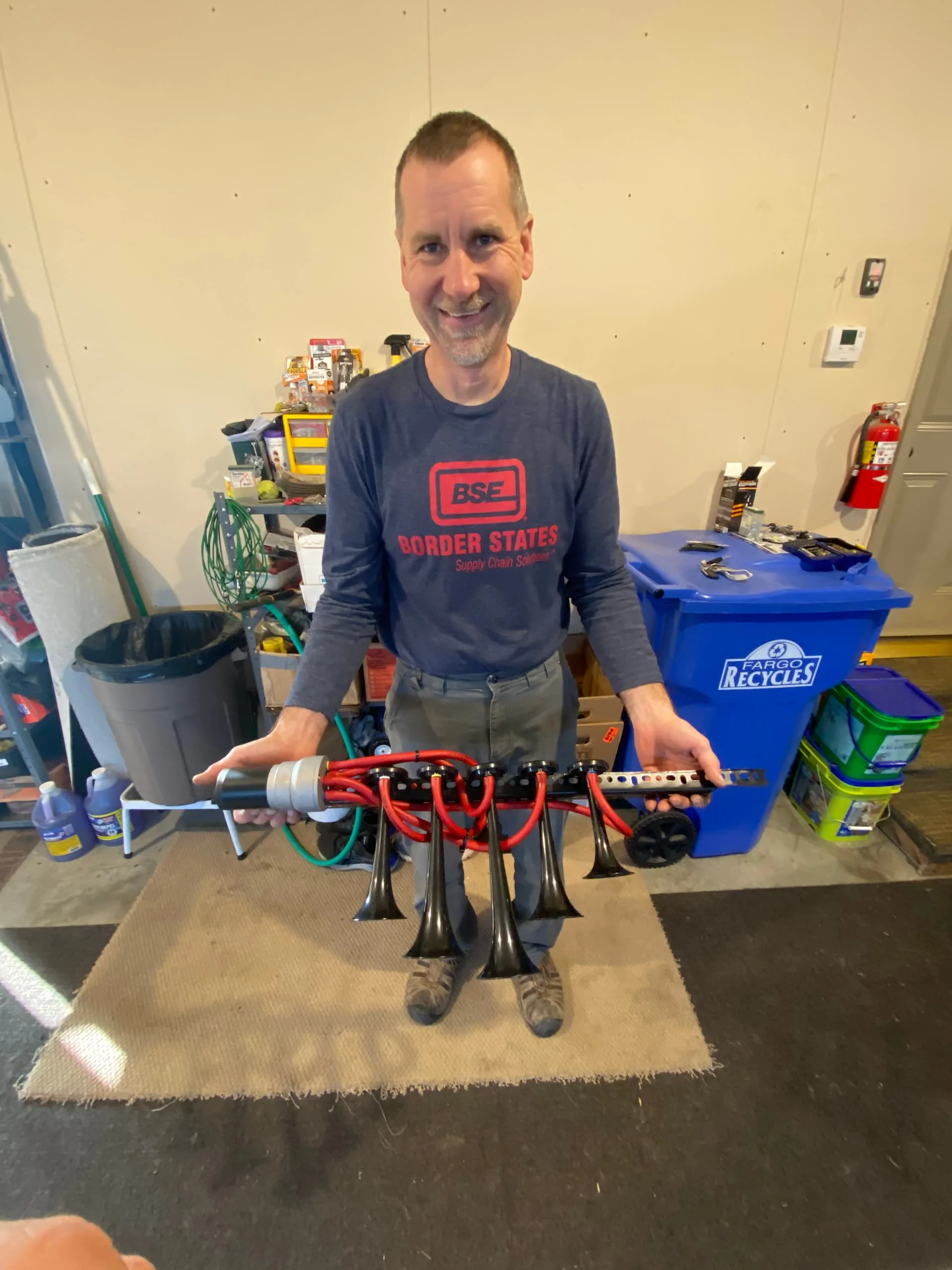 Man holding Dixie musical horn assembly