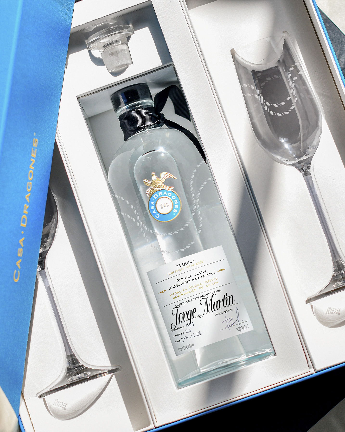 Casa Dragones Joven Personalizado en set de regalo con 2 copas Riedel Ouverture