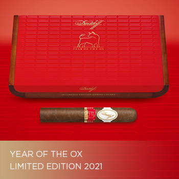 Year of the Ox Limited Edition 2021 Zigarrenbox mit Zigarre davor.