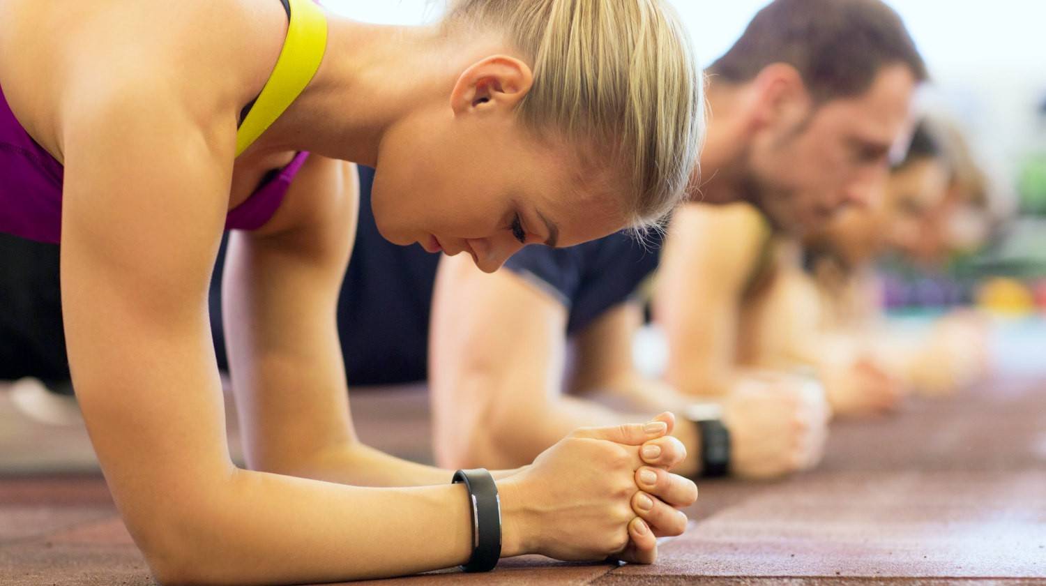 Group training doing plank exercise in gym | Strength Training--Benefits of Lifting Weights | lifting weights to lose weight | Featured