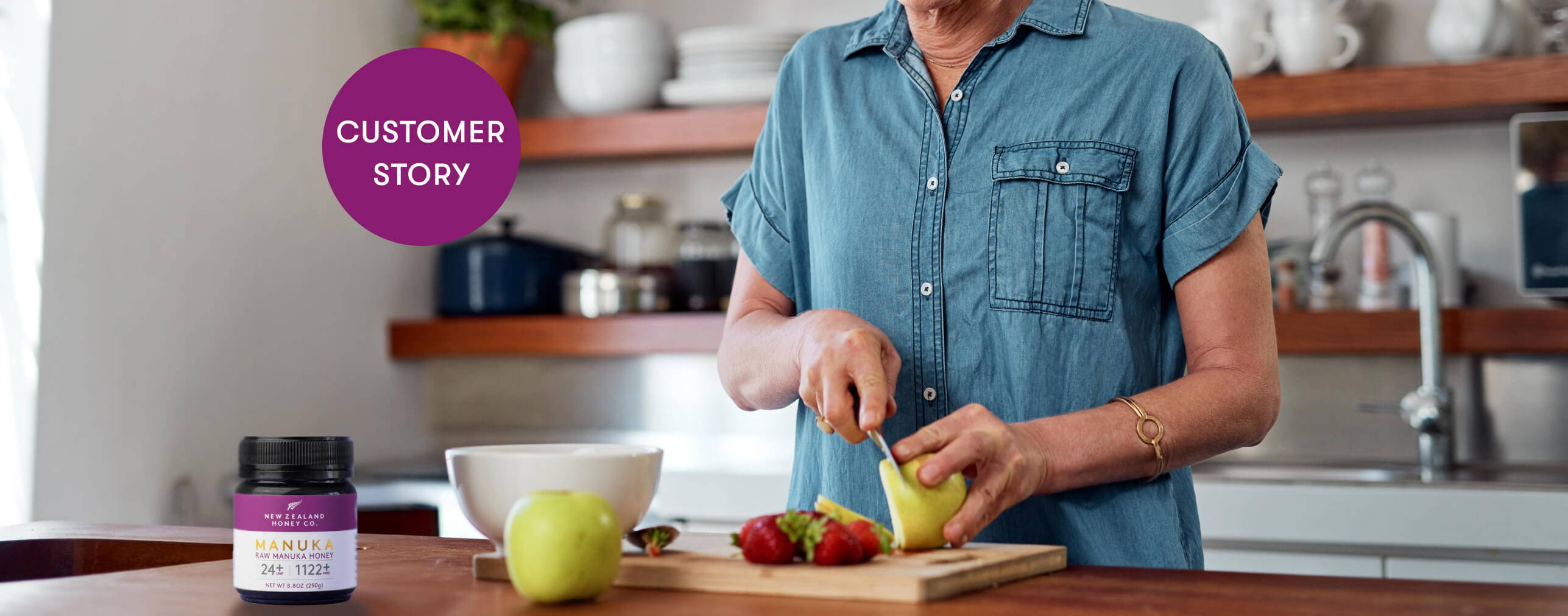 Persona cortando fruta en una cocina con un cuenco y un producto visibles.