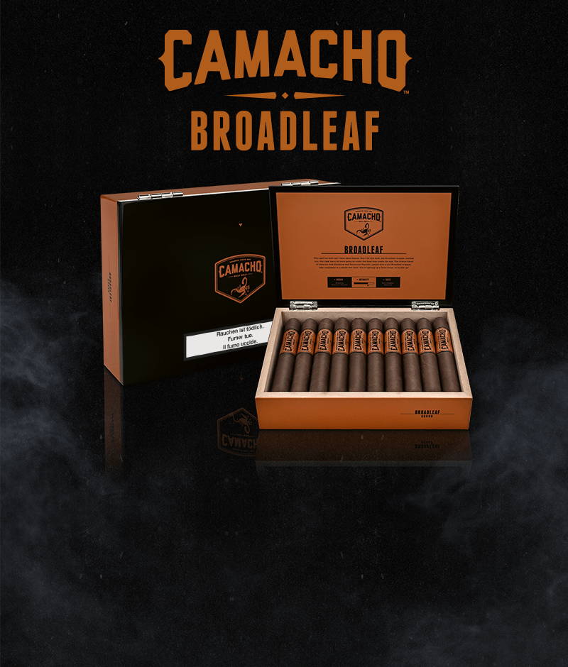 Camacho Broadleaf Zigarren in der 20er Kiste mit offenem Deckel.
