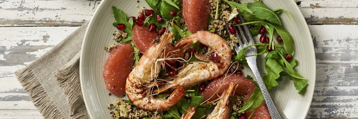 Gesundes Essen: Garnelen mit Quinoa auf Salat