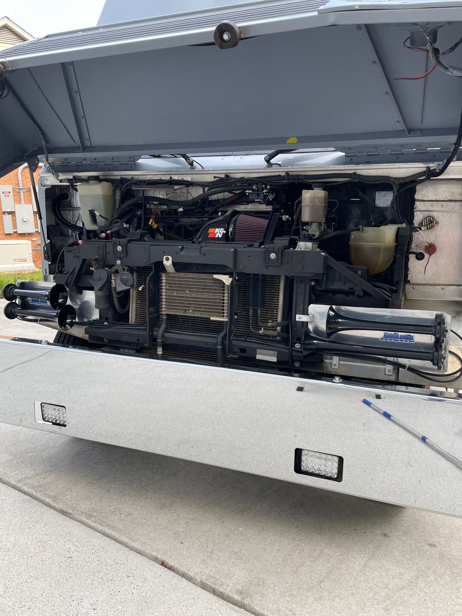 Bryan’s Ford E-450 Utilimaster Step Van with Shocker XL Train Horns and Air Zenith OB2 Compressor