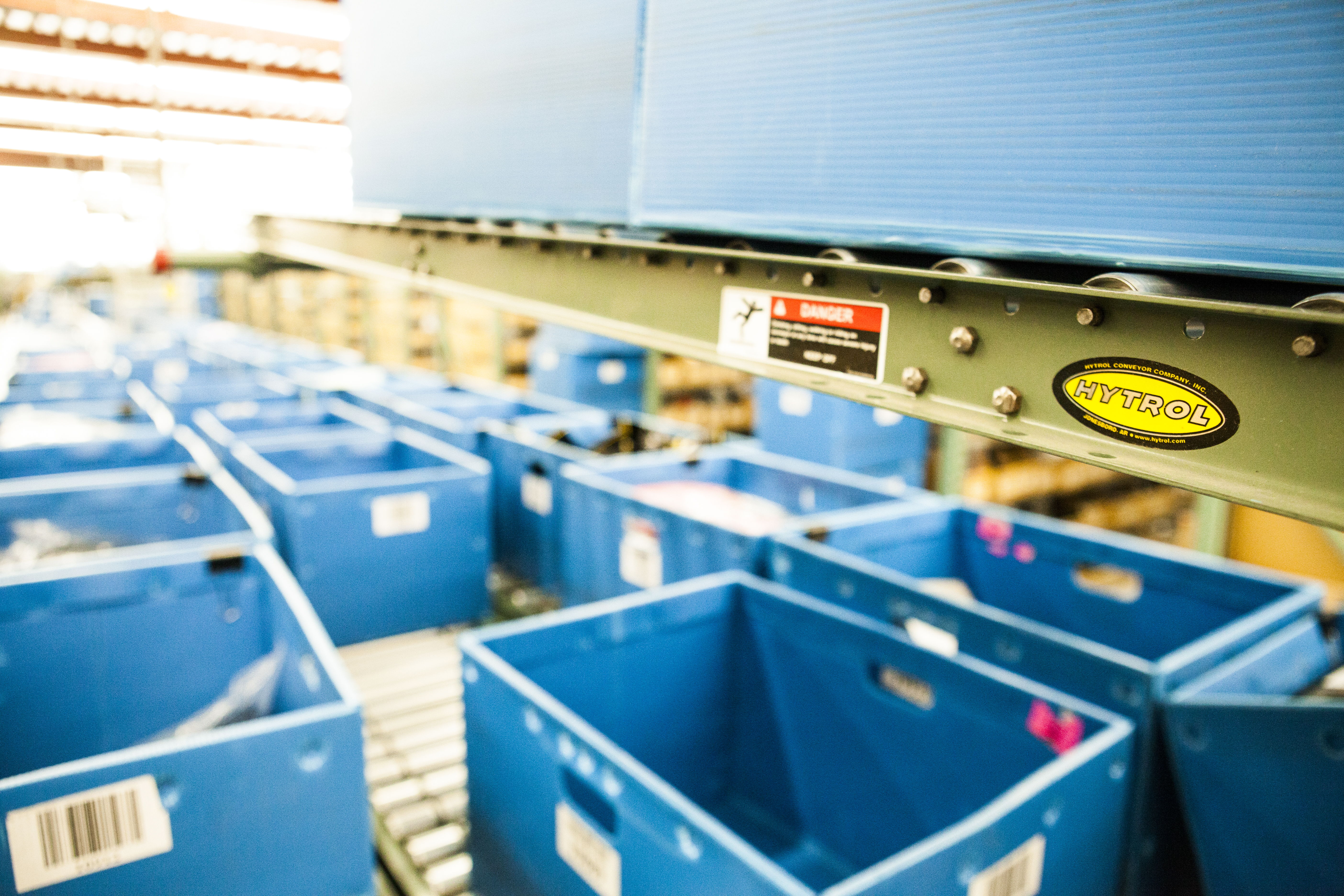 blue totes on hytrol accumulation conveyor