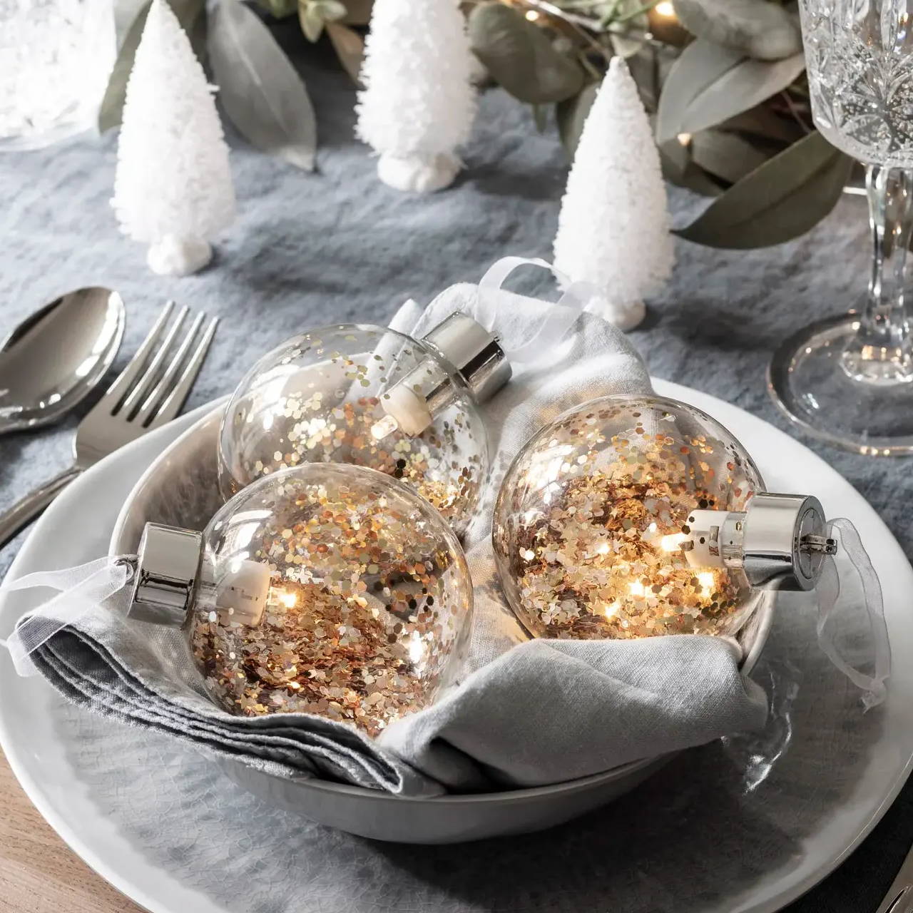 LED Christmas bauble trio filled with gold glitter