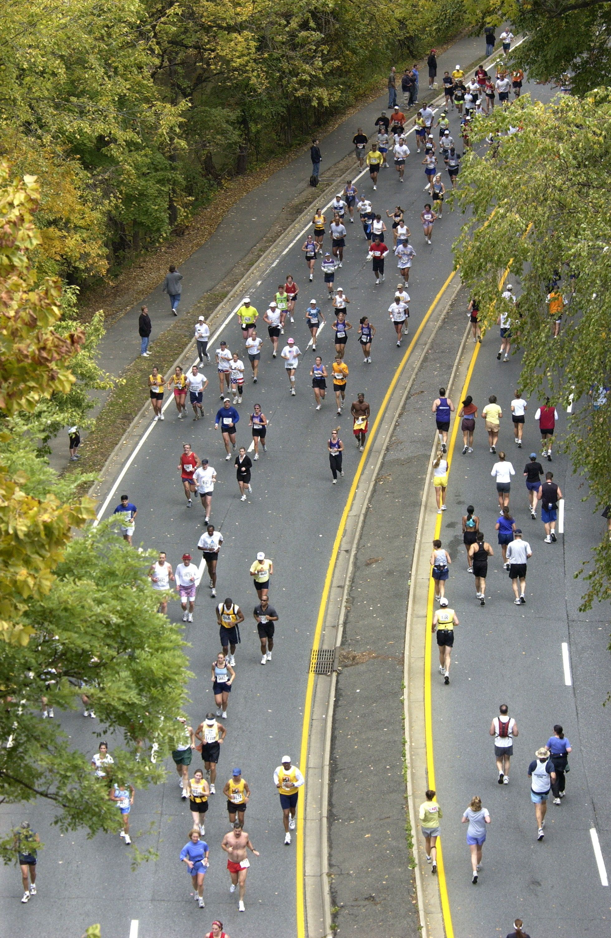 Marathonläufer auf einer Straße aus der Vogelperspektive.