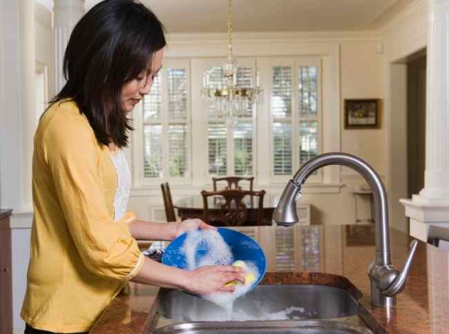 mujer lavando platos toda la casa agua filtrada por ósmosis inversa