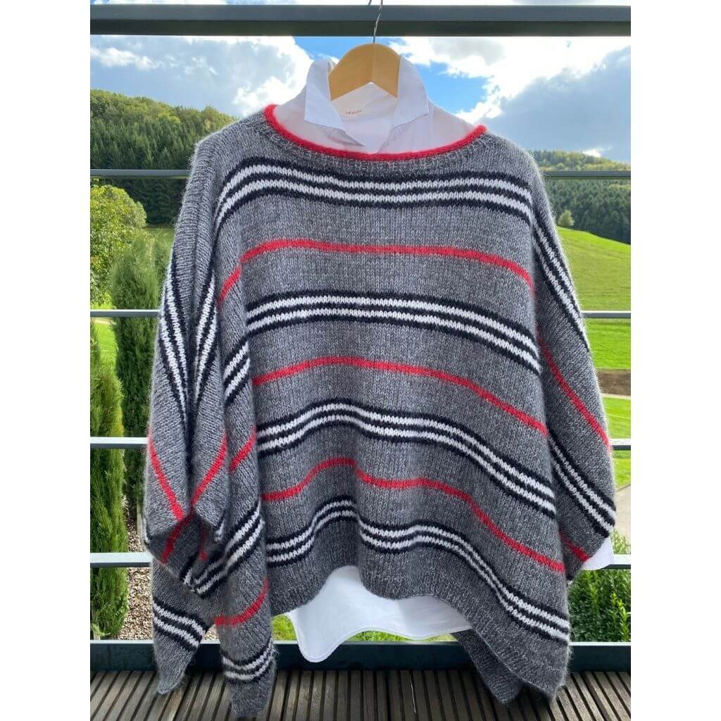 Grau, rot und weiß gestreifter Talisa Poncho von Kerstin Ritter.