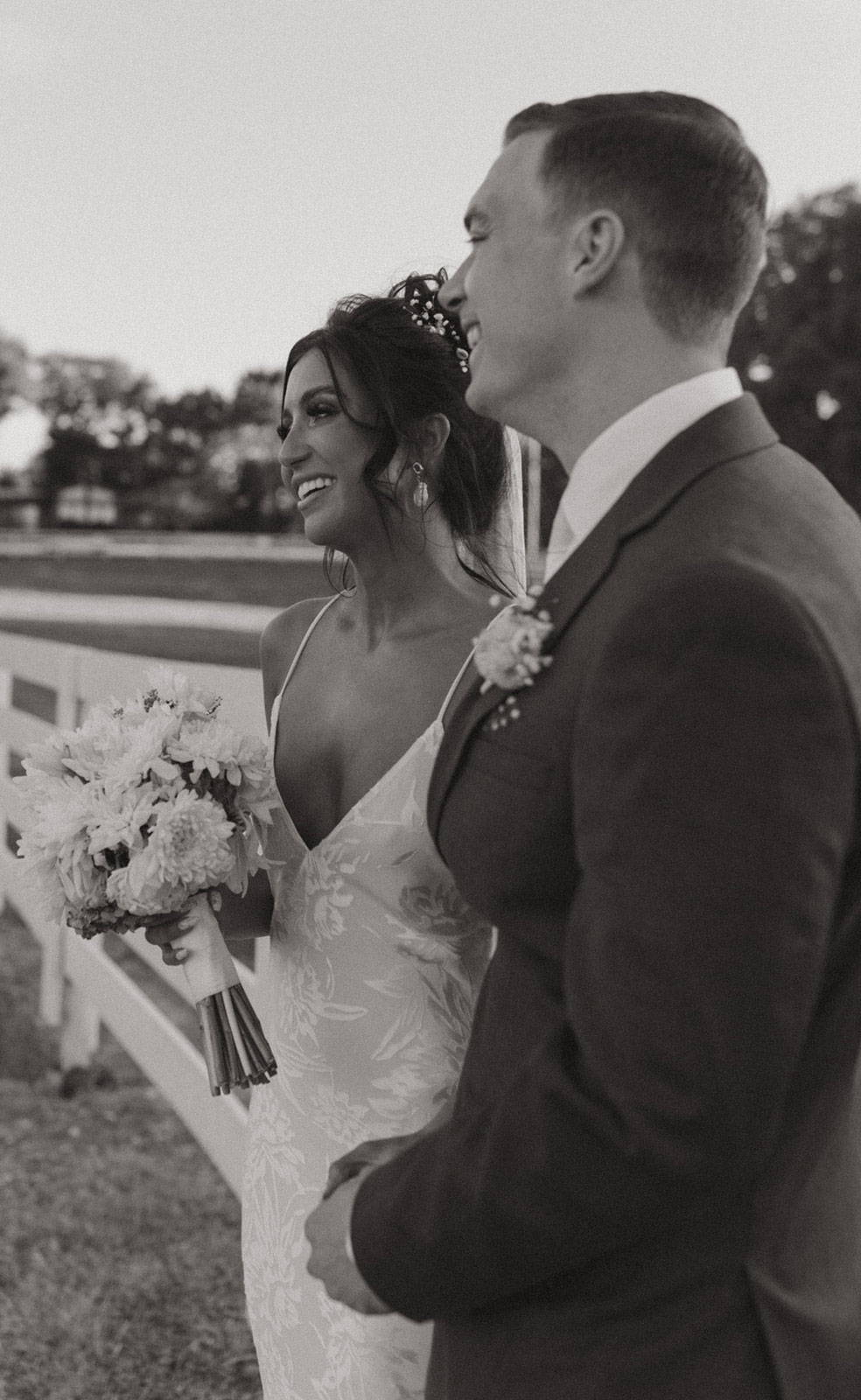 Marié avec la mariée tenant un bouquet