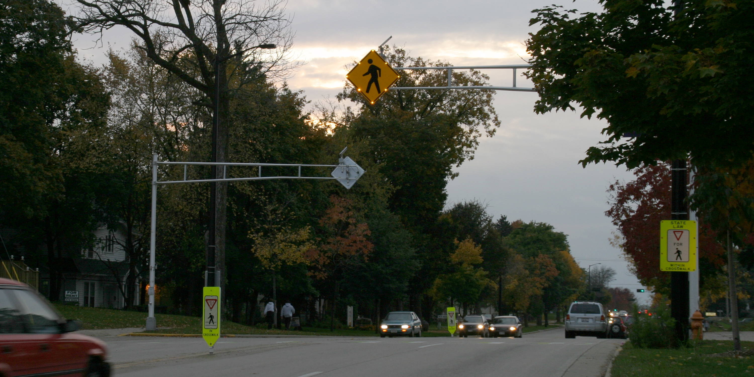 Overhead blinkersign giving drivers additional warning for pedestrians