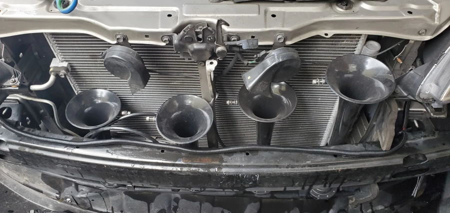 Four trumpet horns two disc horns behind grille radiator bumper beam Guillermo's Toyota Sienna Conductor's Special 2HB train horn gallery photo 4