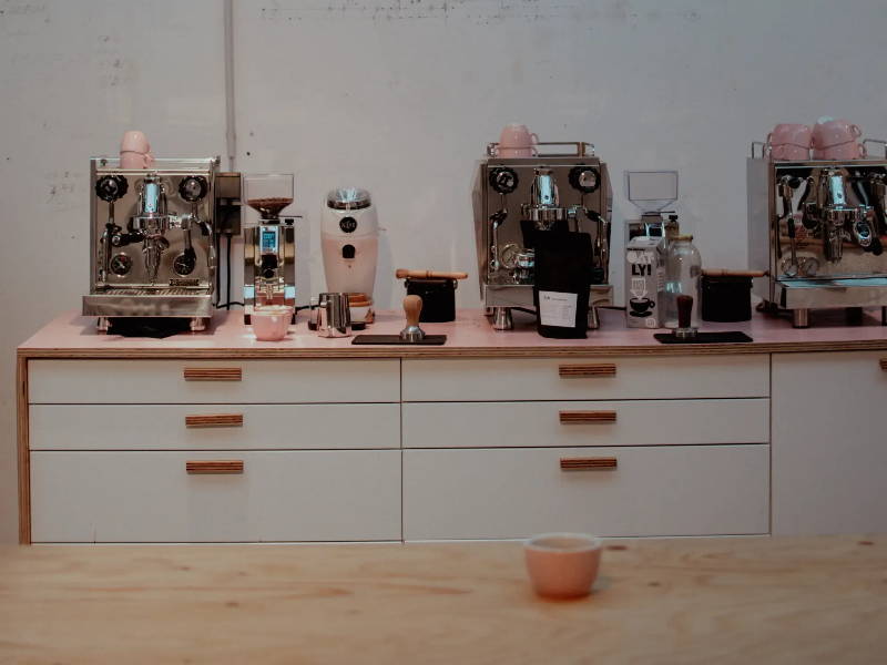 Siebträgermaschinen stehen auf einem Tisch in der zwoo kaffeeschule in Köln-Ehrenfeld. Kaffee-Atelier, Niche, Rocket Mozzafiato, Giotto, Bezzera Magica, Eureka Specialita
