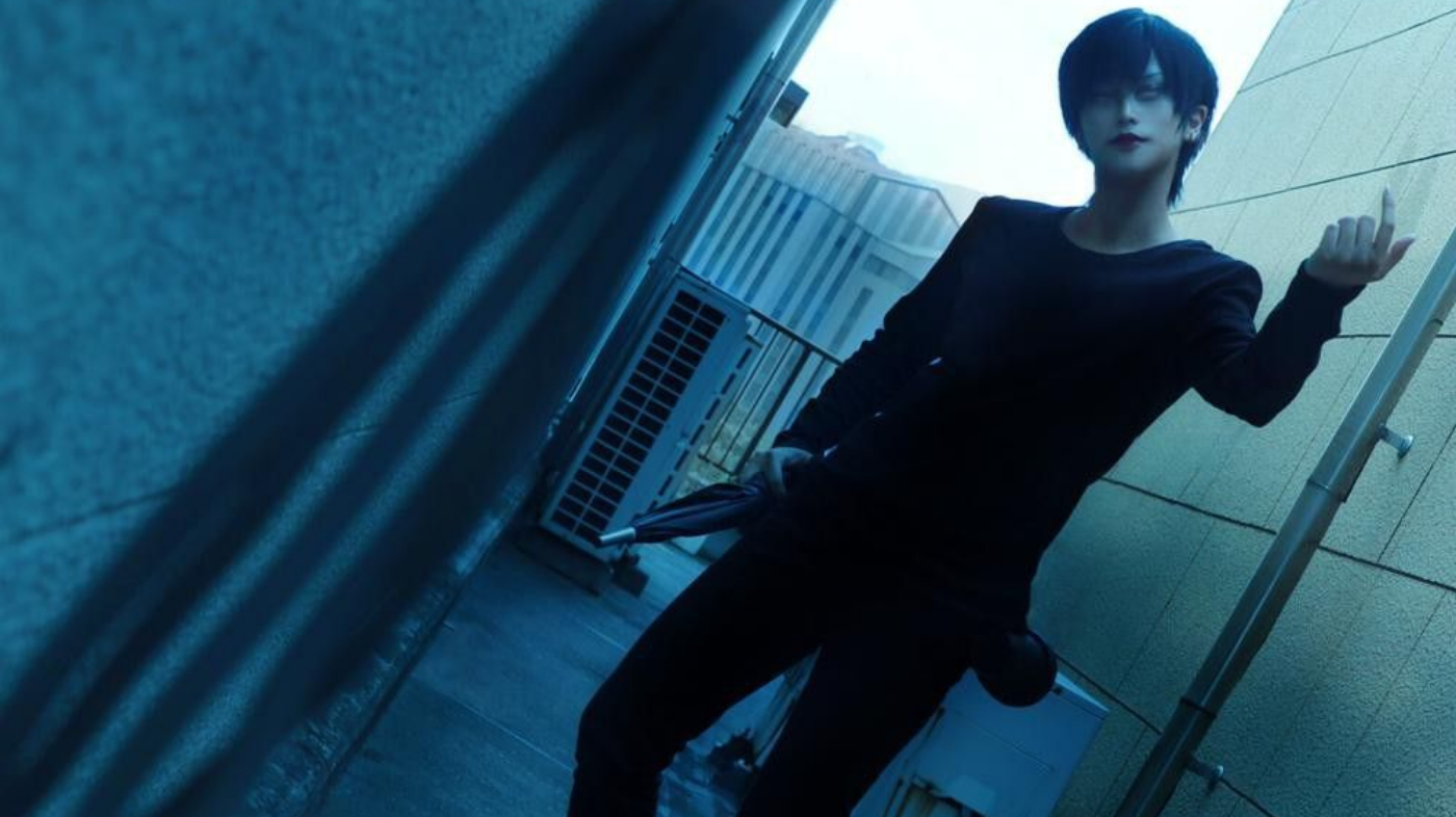 cosplayer posing Junji Ito inspired Mitsuo Mori Crossroads Pretty Boy cosplay black school uniform eerie gothic horror cosplay character pose minimalist spooky aesthetic wig colored contact lenses dramatic cosplay photography