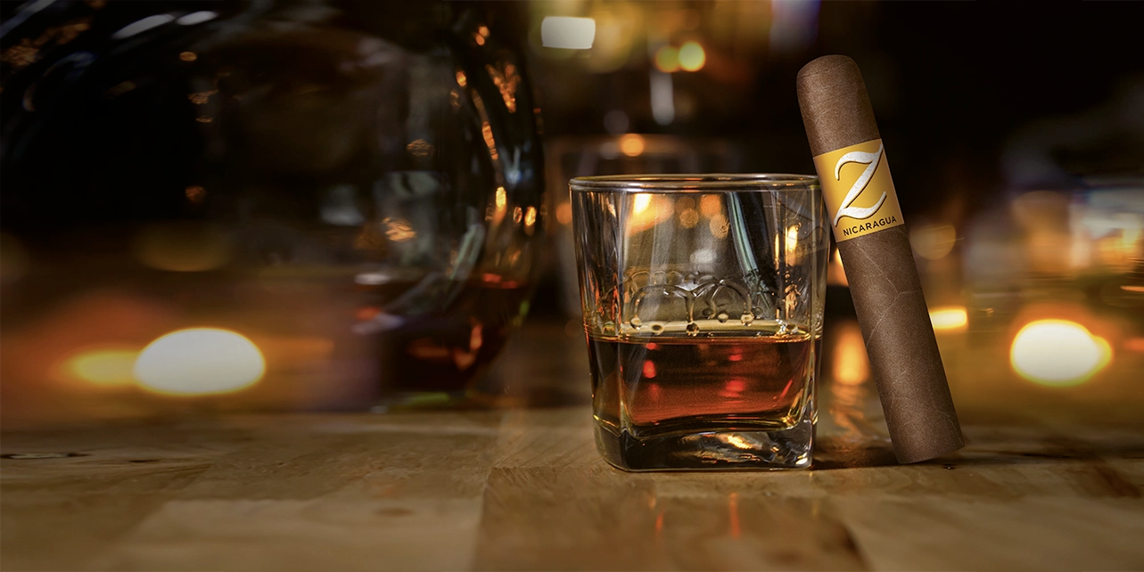 Zino Nicaragua-Zigarre, angelehnt an ein mit Rum gefülltes Glas. 