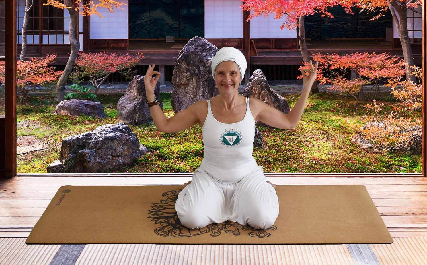 Magasin yoga Nice - Yogini en vetement yoga blanc - Sarouel et tee shirt yoga blanc anahata chakra - Achamana