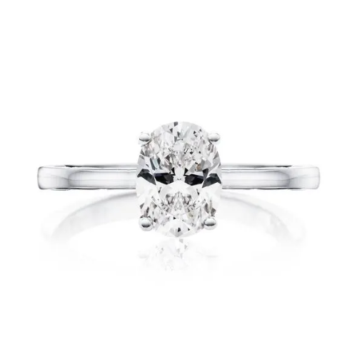 Oval engagement ring
