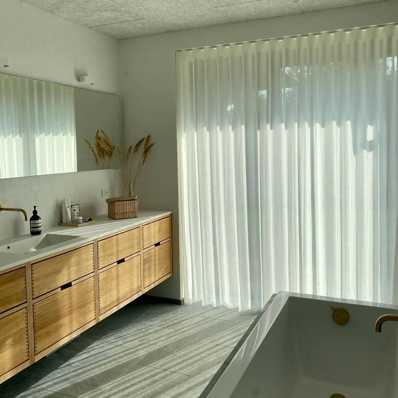 Gardiner på specialmål. Gardiner efter mål. Lette gardiner. Transparente gardiner. Farvede gardiner. Gardiner i god kvalitet. Speciallavede gardiner. Køb gardiner. Inspiration gardiner. Gardiner i satin.