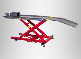 Red hydraulic lift with a ramp for vehicles, on a gray background.