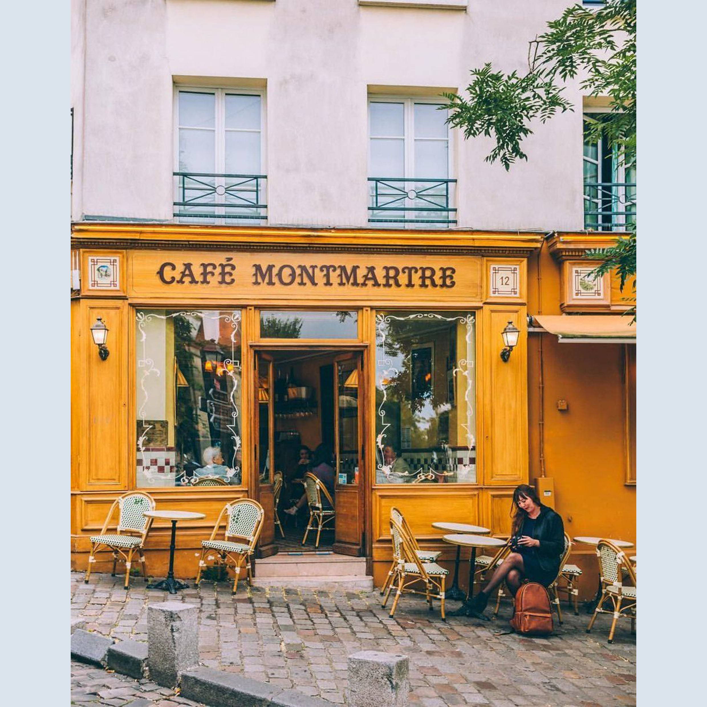 Vitrine Café Montmartre Paris