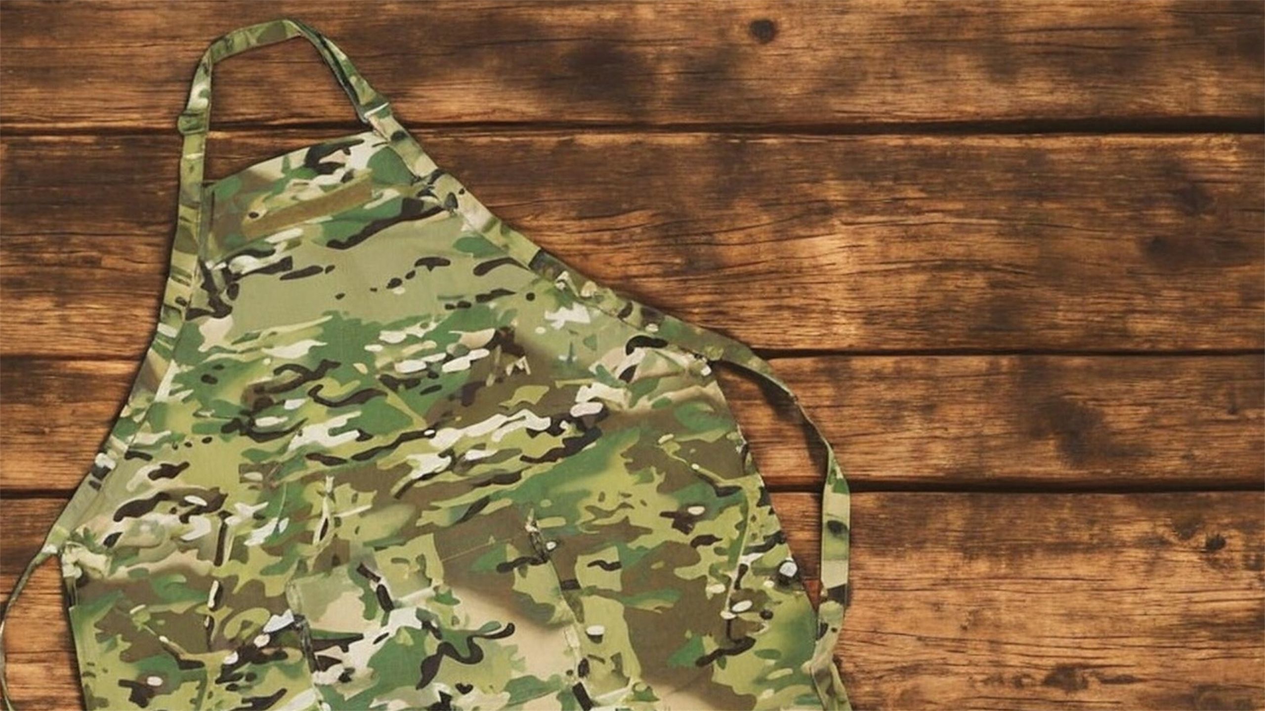 MultiCam Grilling Apron on wood table.