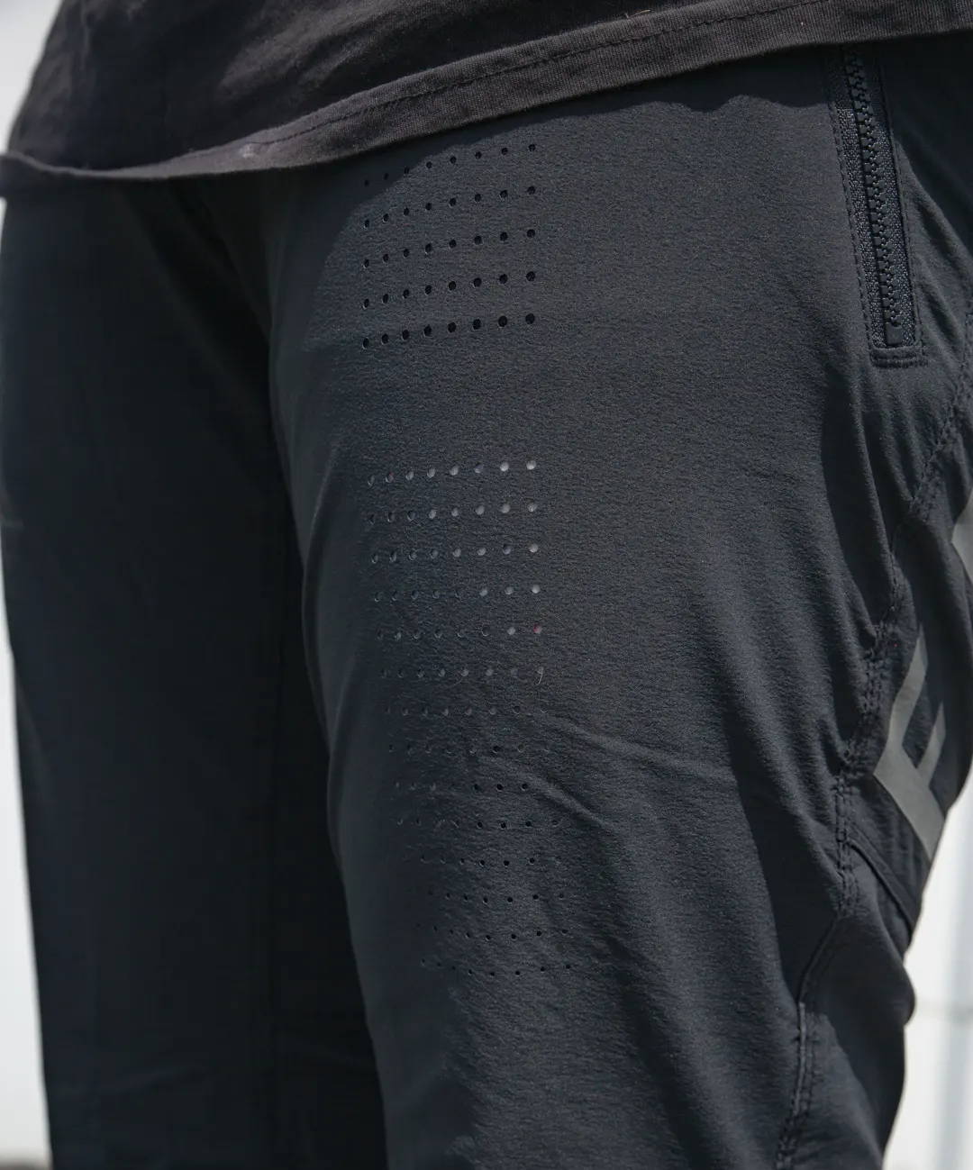 detail of ventilation on the fox flexair mountain bike pants in black 