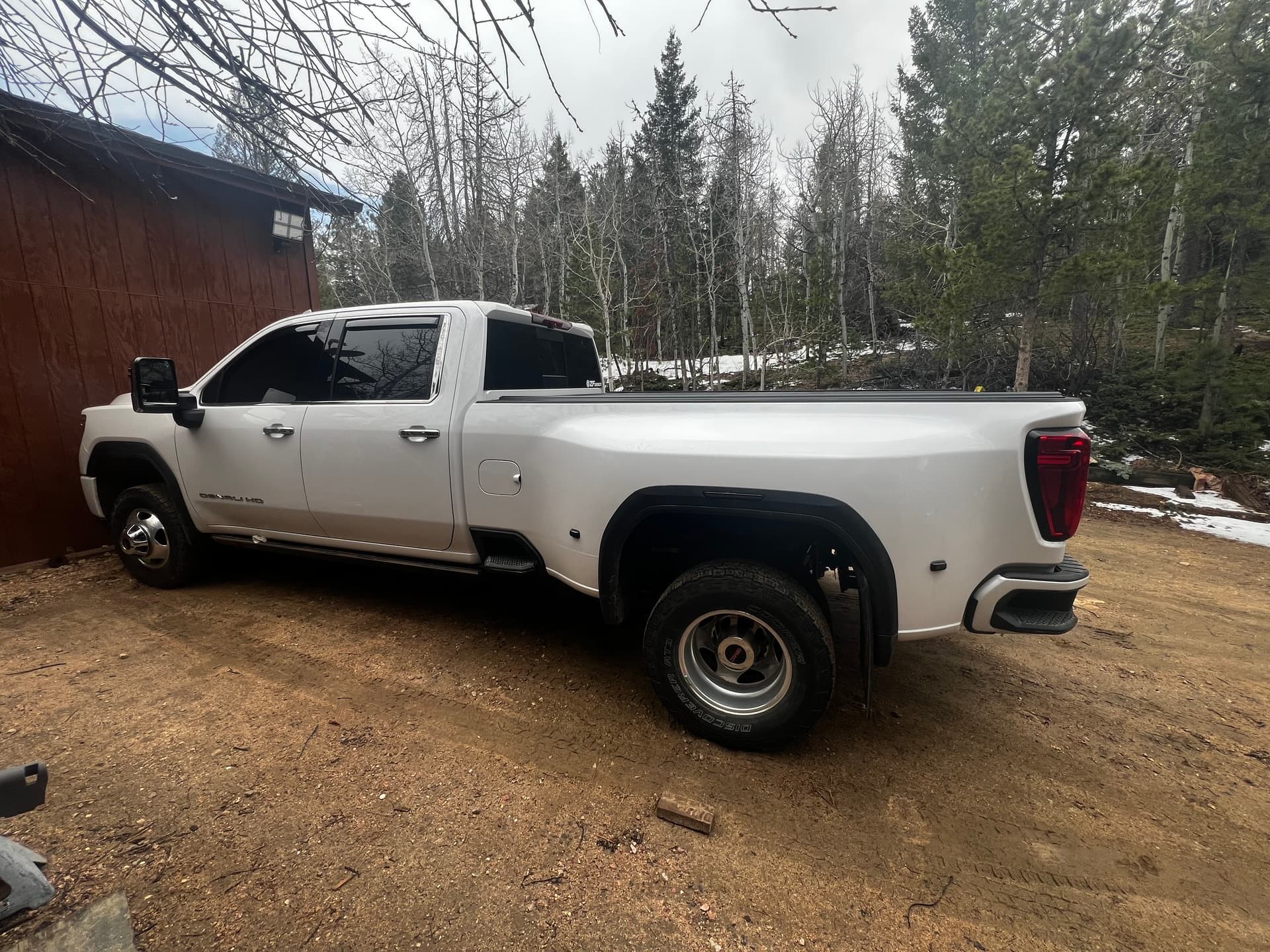 2023 GMC Sierra 3500 equipped with HornBlasters Conductor’s Special 244K Spare Tire Delete Kit and S6 Horn Upgrade