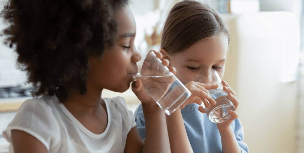 Deux jeunes filles boivent de l’eau potable filtrée