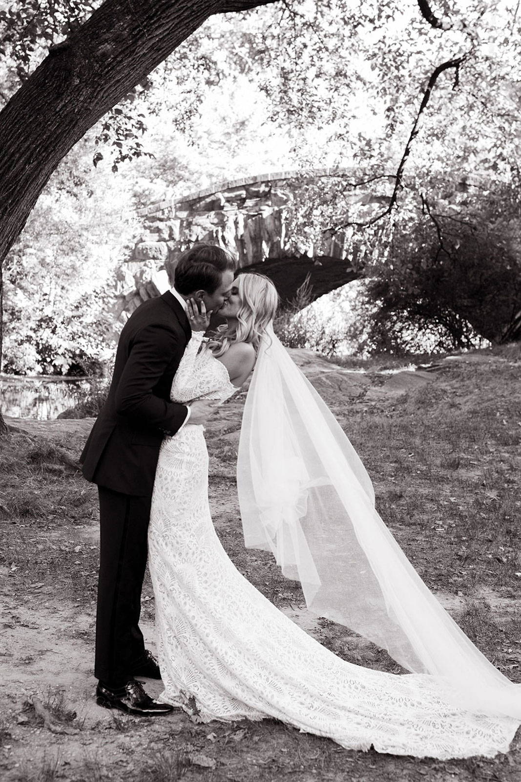 Novios compartiendo un beso en Central Park, NYC