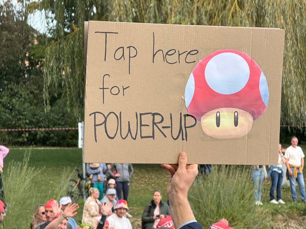 Motivationschild beim triathlon.de CUP Königsbrunn 2026.