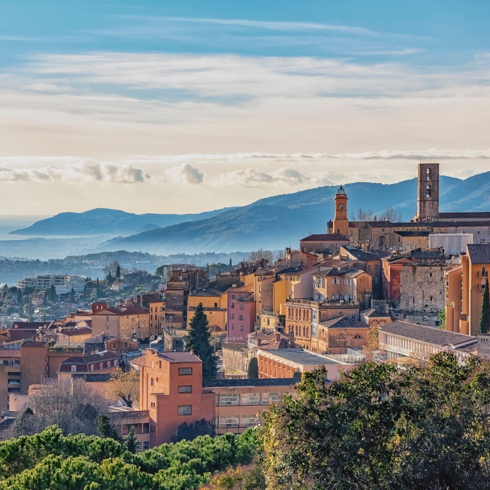 Ein schönes Bild der Stadt Grasse in Frankreich
