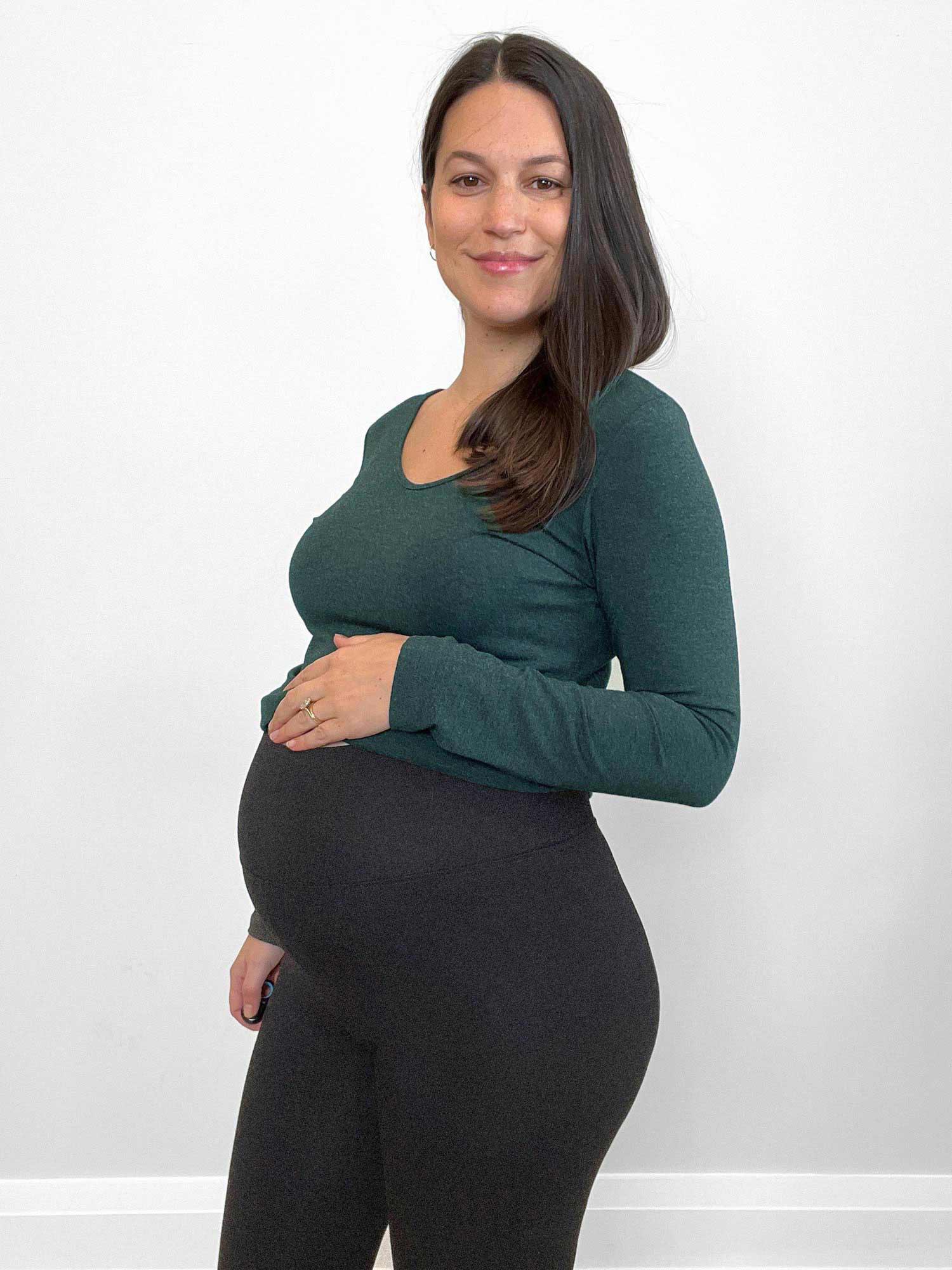 Pregnant woman wearing Miik's Lisa2 high waisted legging in charcoal with a long sleeve tee