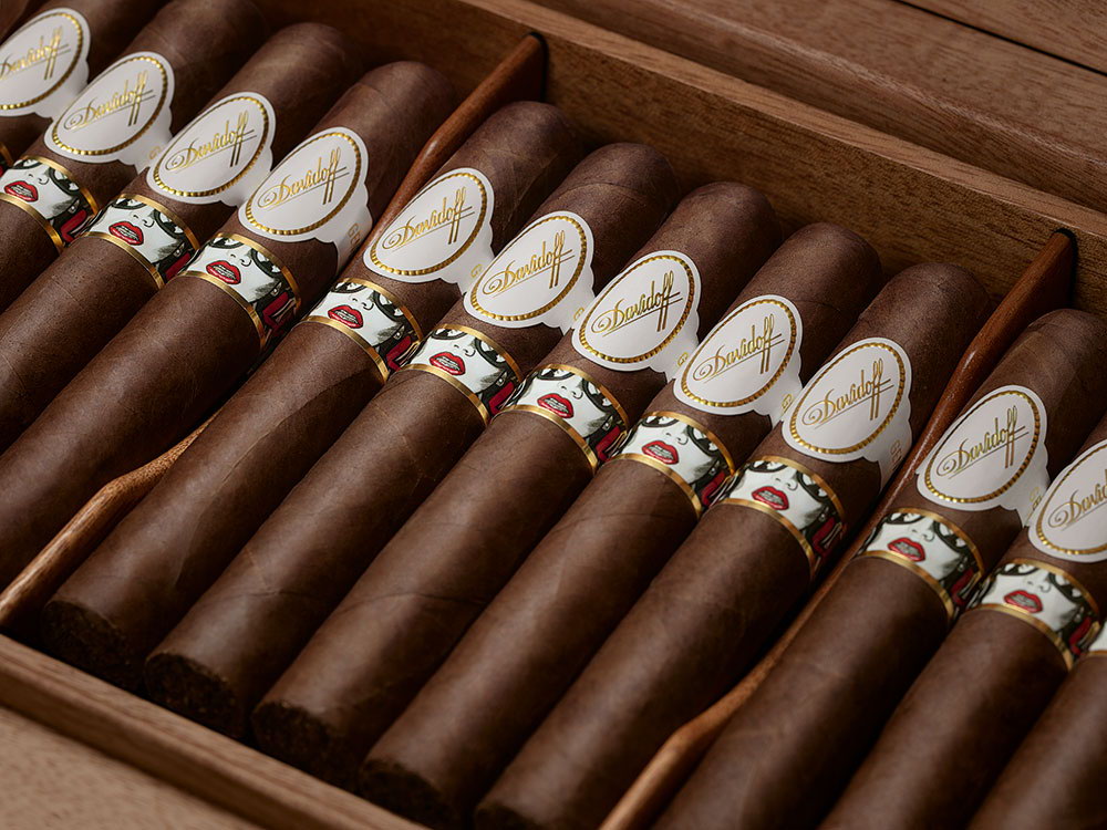 Close-up of the exclusive toro cigars inside the Davidoff & Boyarde Masterpiece Humidor Classically Noir.