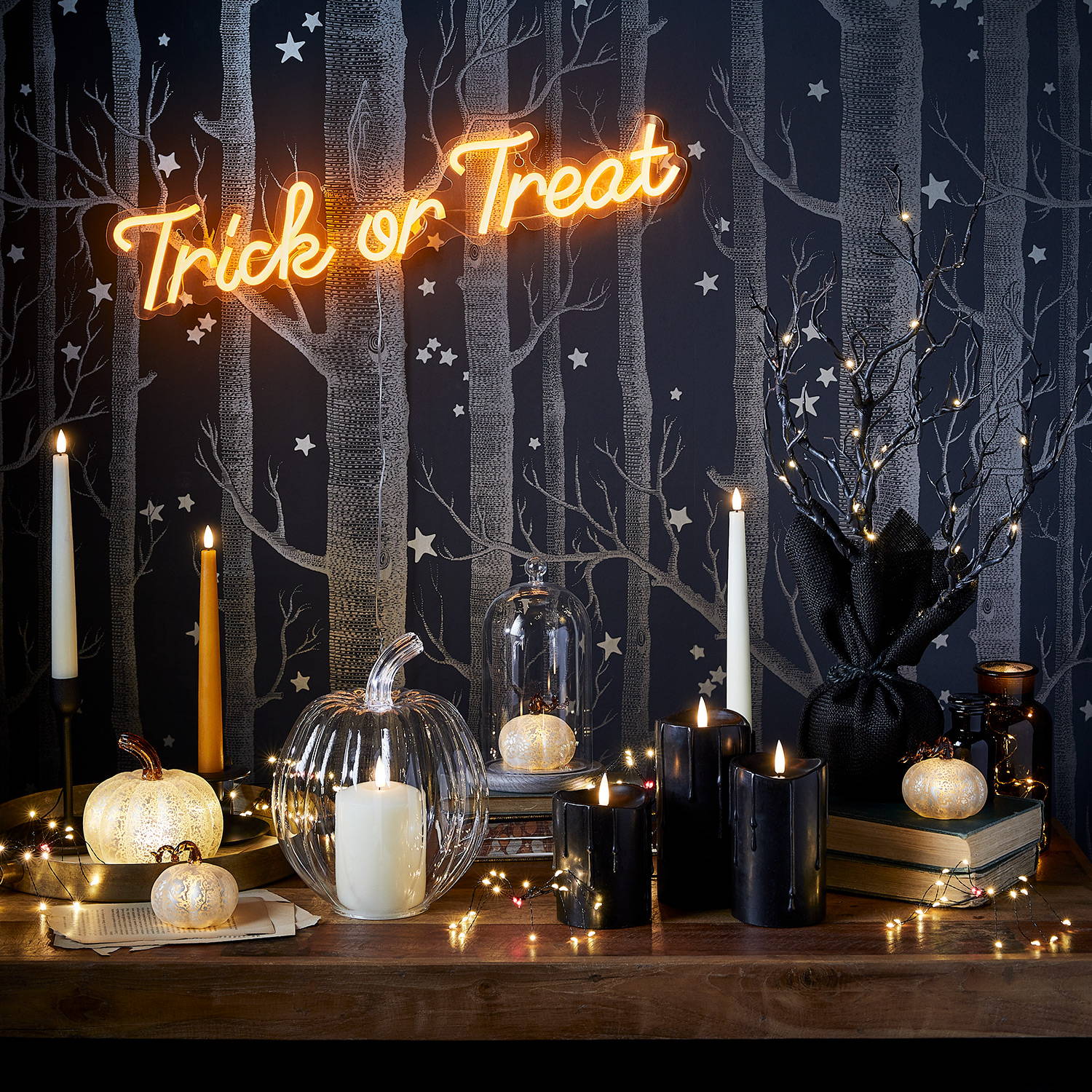 Tisch  mit verschiedenen Halloweendekorationen wie LED Kürbisse, Kerzen und Lichterketten