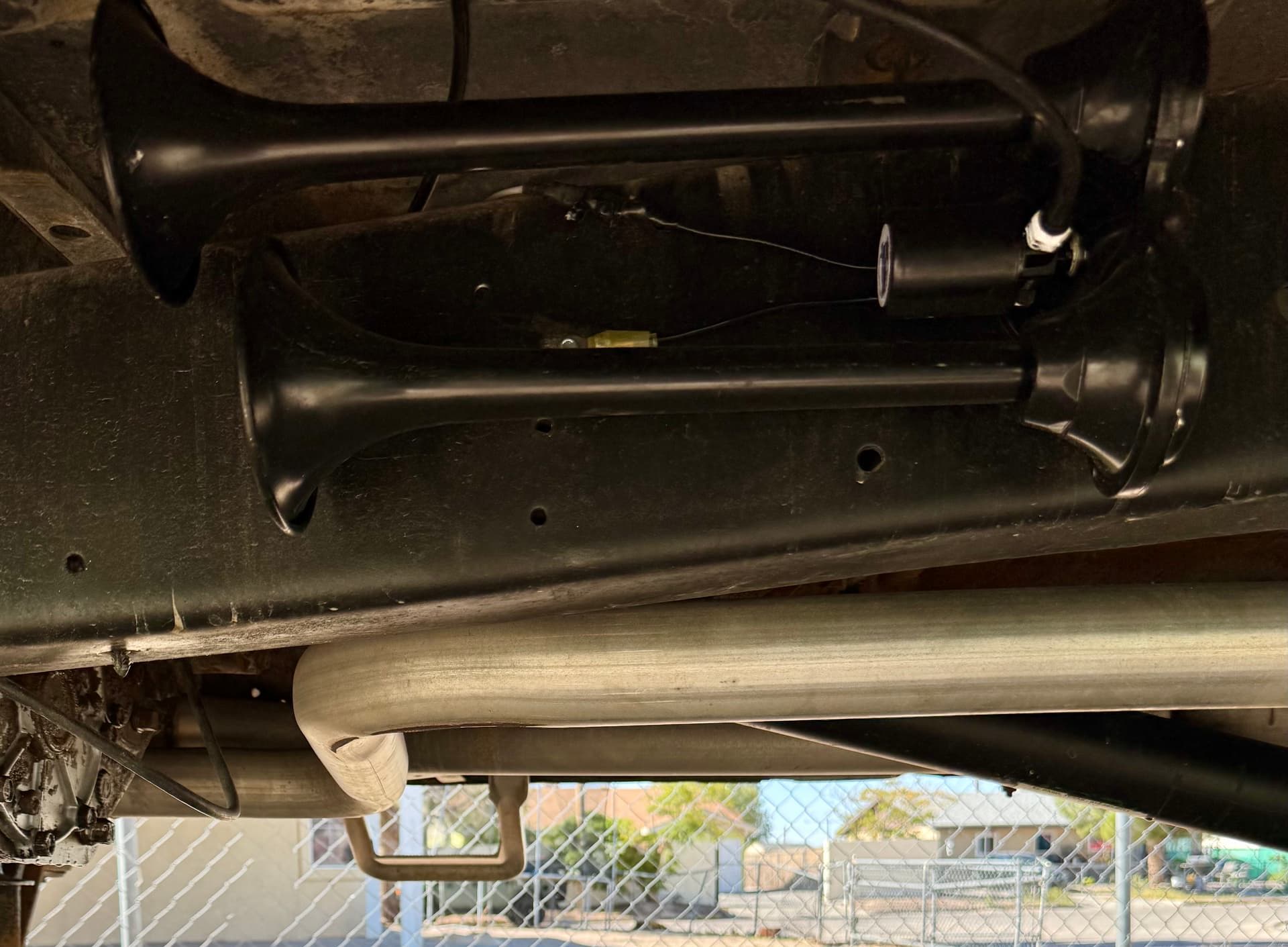 1979 Ford F100 with 2-Chime 3-Liter Air Horn Kit installed