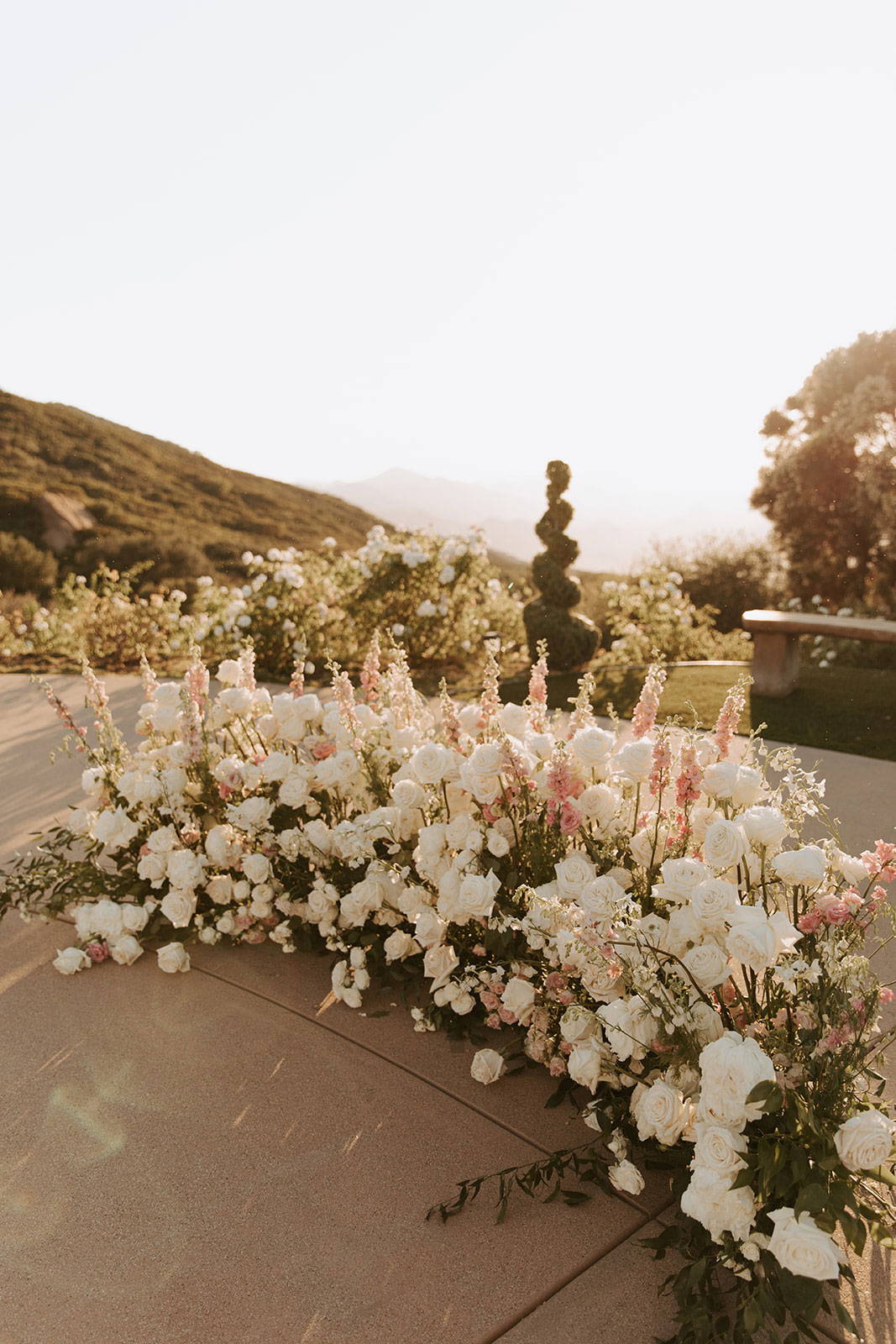 Arrangement floral sur le lieu du mariage