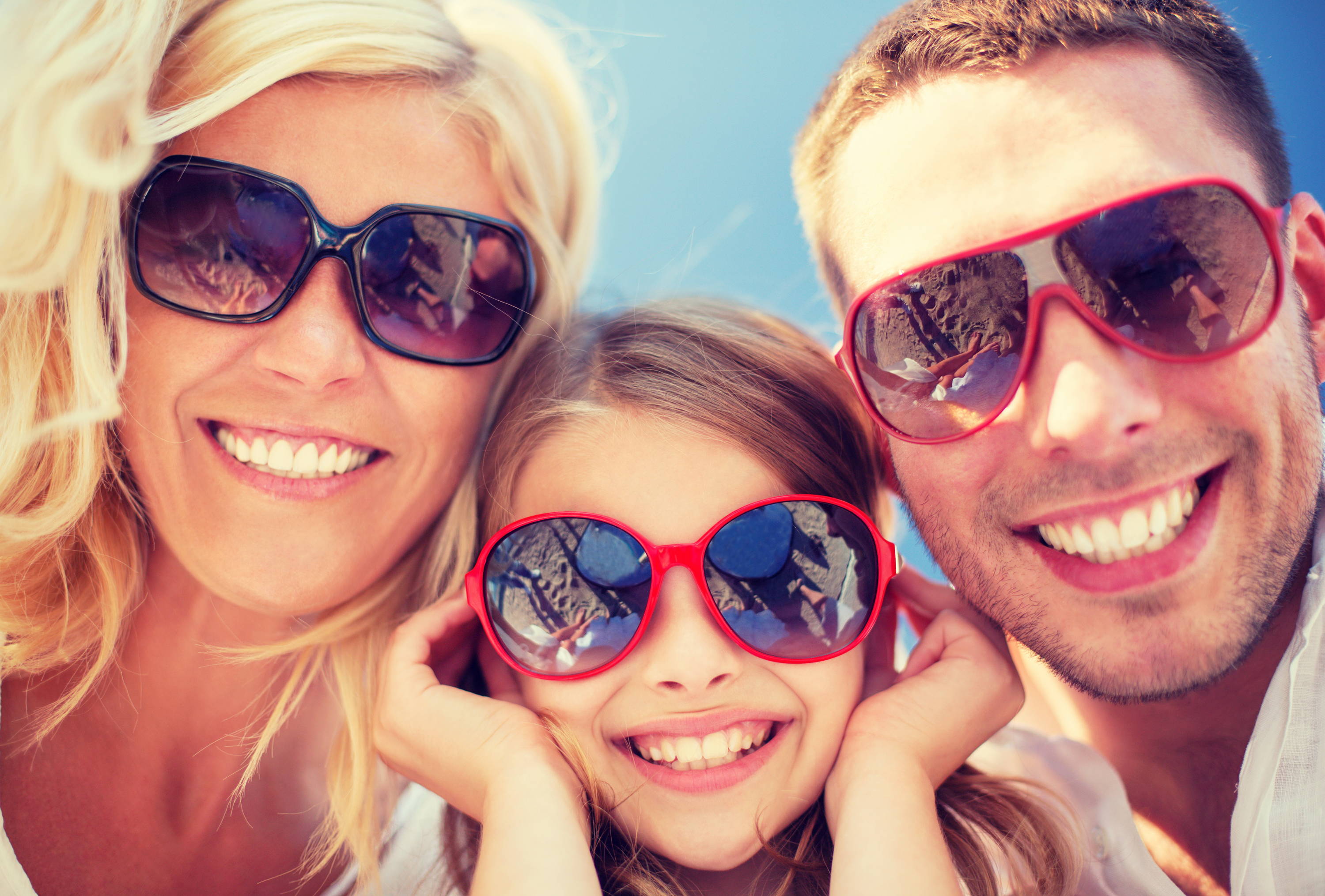 Оптика для всей семьи. Солнцезащитные очки для всей семьи. Семья в солнцезащитных очках. Счастливая семейная пара в солнцезащитных очках. День солнцезащитных очков.
