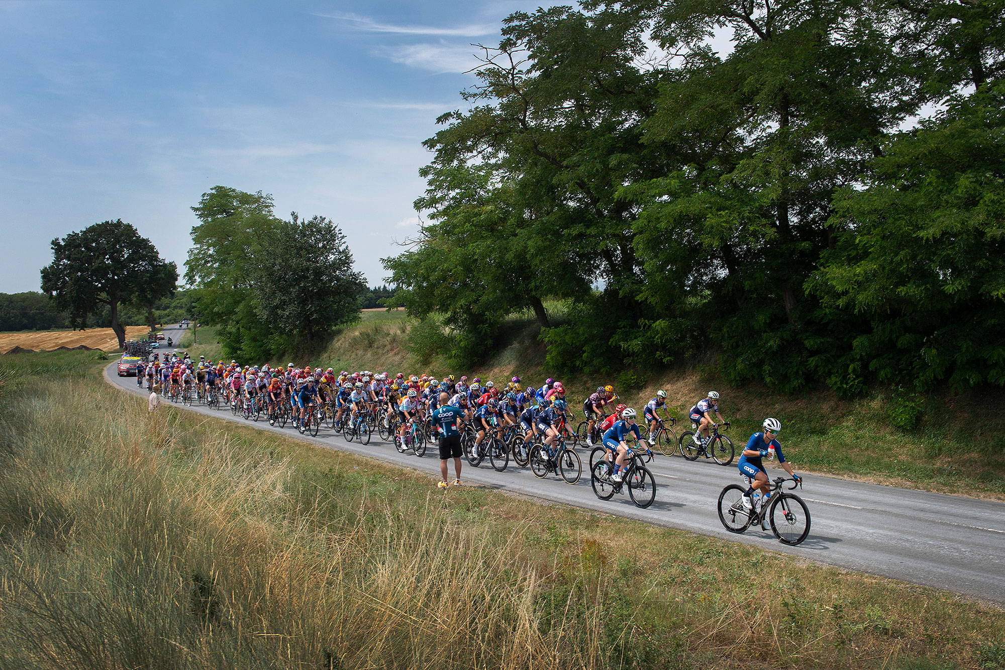 The peloton through the feed zone